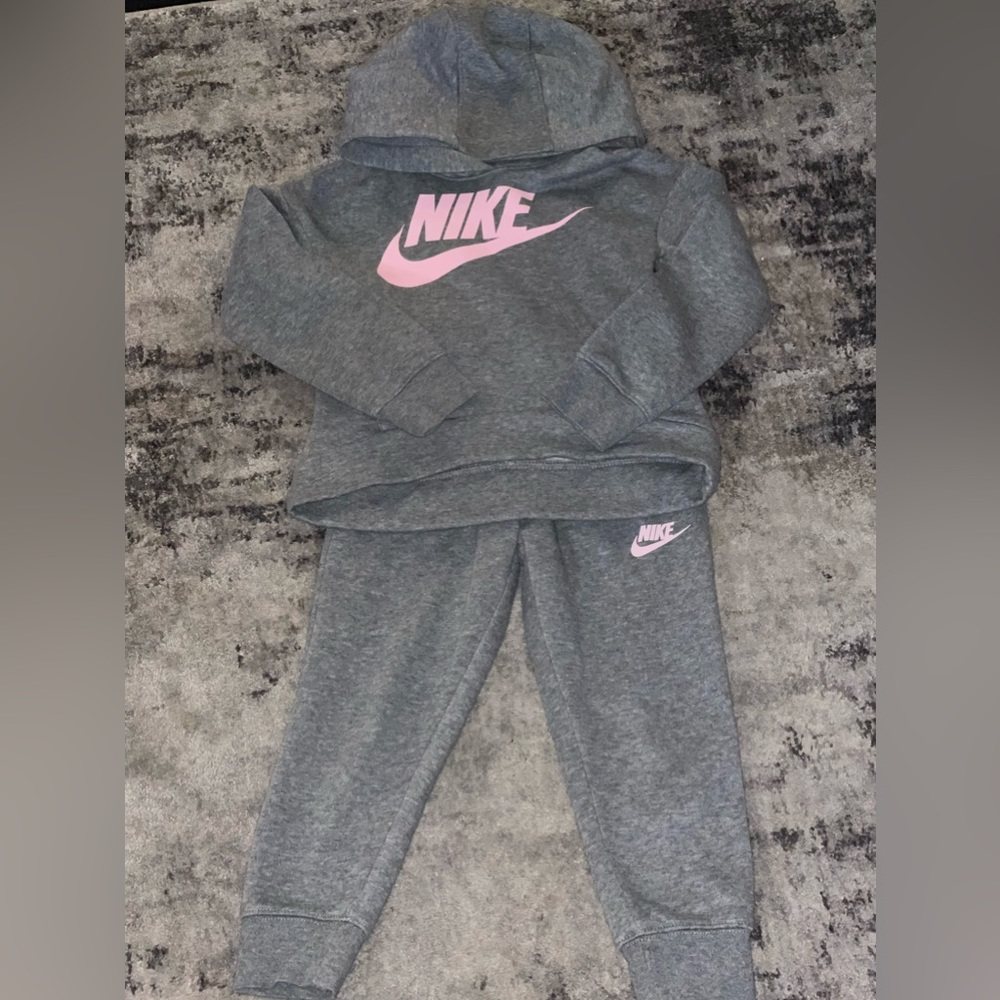 Toddler Nike sweatsuit